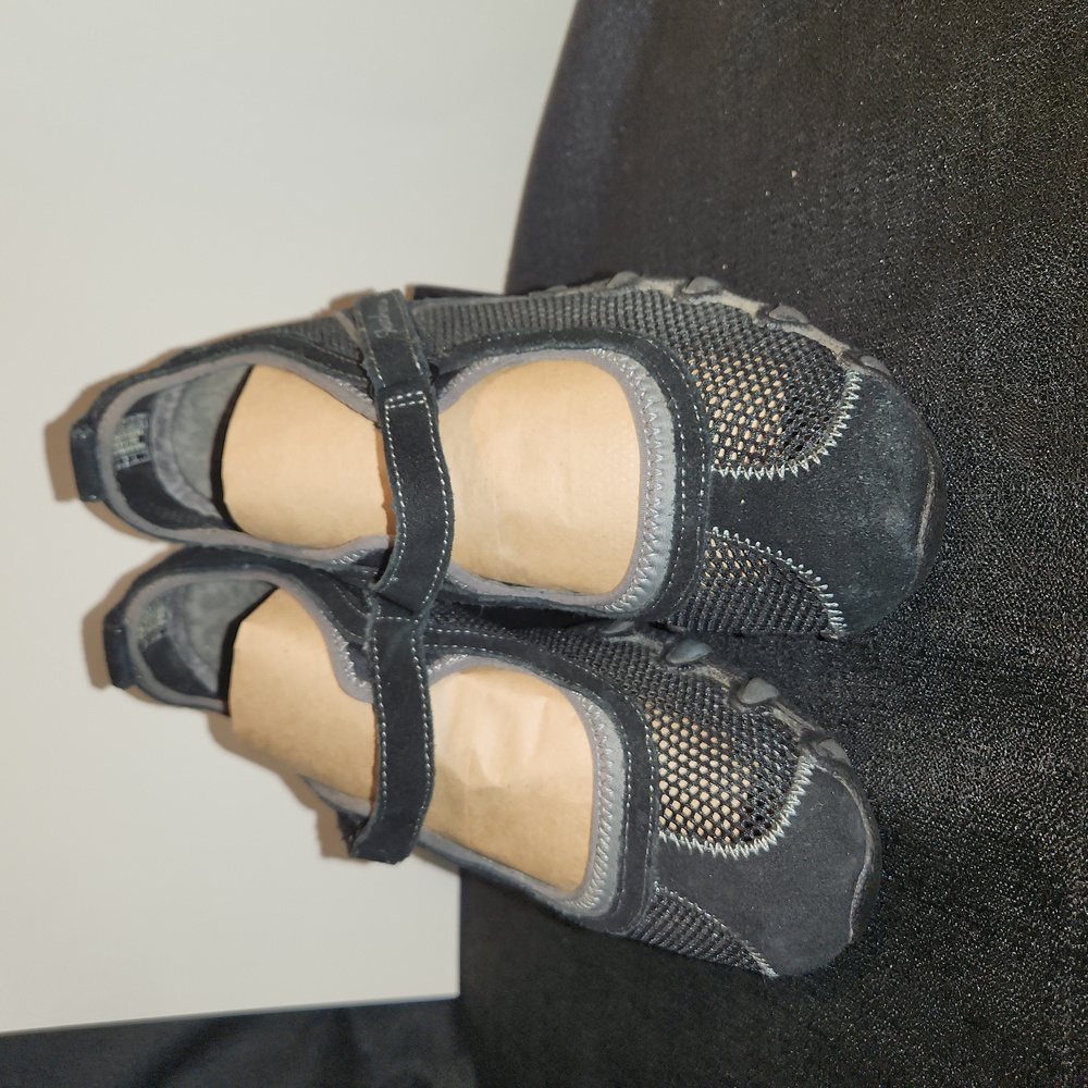 SKECHERS  women's size 9.5 shoes